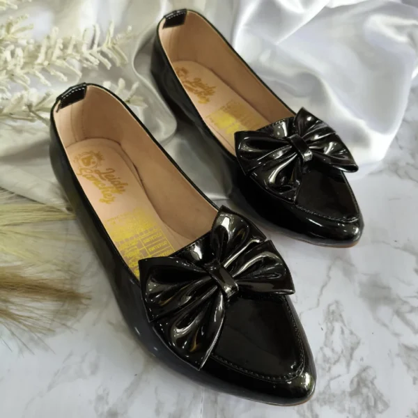 L-6086NE Baletas en charol con moño negro