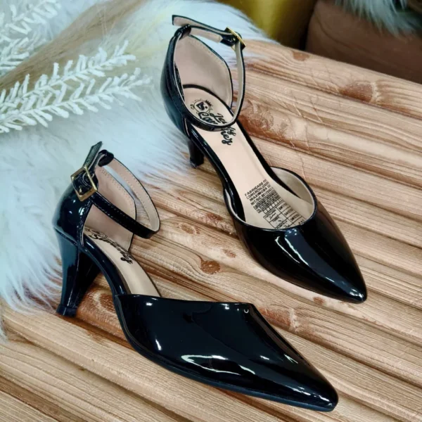 Zapatos de Tacón Medio, en Charol Negro con Correa al Tobillo